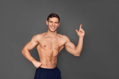 Neşeli kaslı adam yukarı dönük