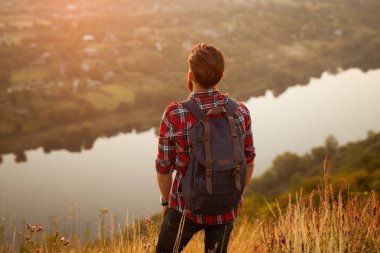 Hipster adam niteliğine sırt çantası ile