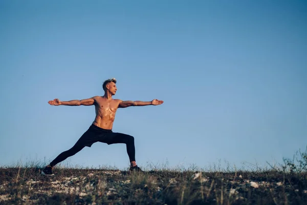 Sportivo che lavora nella natura — Foto Stock