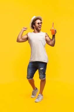 İçki yenileme ile neşeli adam