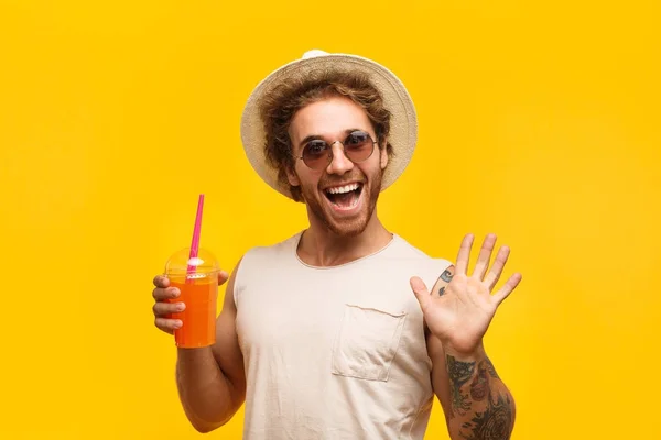 Hombre divertido con copa de bebida —  Fotos de Stock