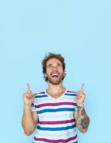 Hombre sonriente señalando hacia arriba — Foto de Stock
