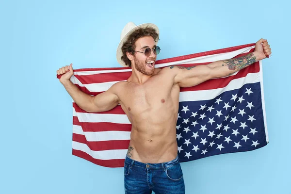 Vrolijke man met USA vlag — Stockfoto