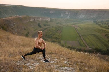 Doğada lunging adam