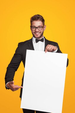 Ana boş kağıt ile şık elbiseli