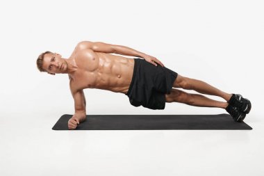 Kaslı adam eğitim vücut mat