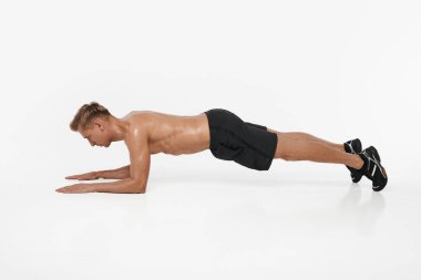 Adam silah yaslanmış ve egzersiz