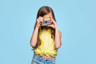 Küçük kız fotoğraf makinesi ile poz