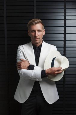 Şapkalı şık adam