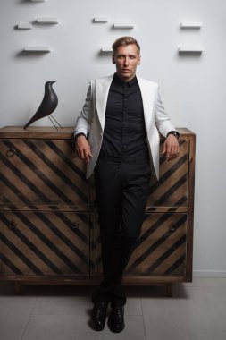 Kendine güvenen şık erkek takım elbise