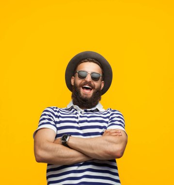 Kendine güvenen hipster adam portakal