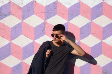 Şık yakışıklı Caddesi üzerinde poz