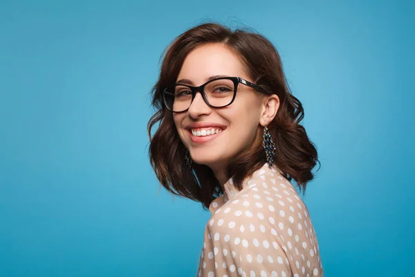 Uśmiechnięta kobieta stwarzających w okulary — Zdjęcie stockowe