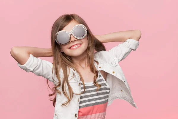 Mladá dívka s úsměvem nosí sluneční brýle — Stock fotografie