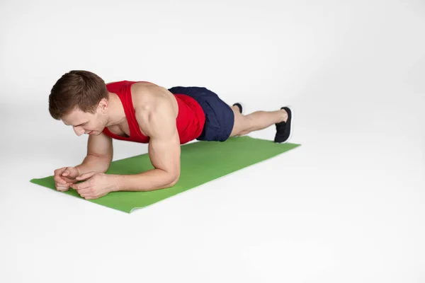 Hombre entrenando músculos abdominales — Foto de Stock