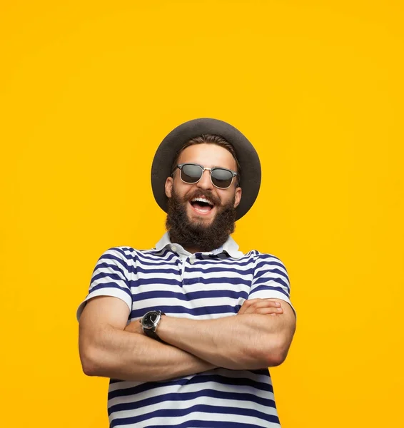 Homme hipster confiant sur orange — Photo