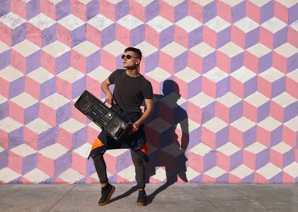 Mannen som poserar med boombox på gatan — Stockfoto