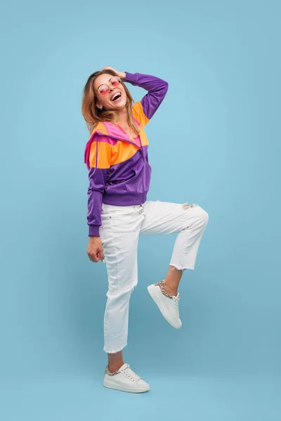 Mujer feliz en ropa brillante — Foto de Stock