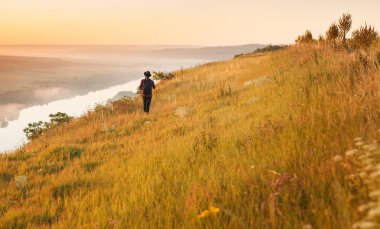 Backpacker dağlarında yürüyüş