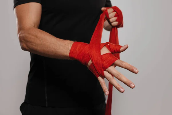 Gewas man inwikkeling van handen met band — Stockfoto