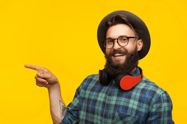 Glada hipster pekar på sida — Stockfoto