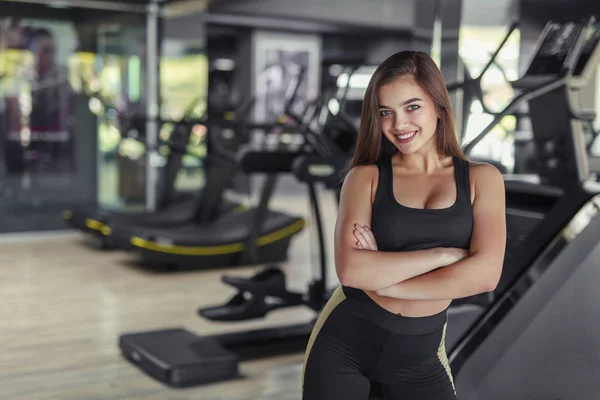 Femme au gymnase — Photo