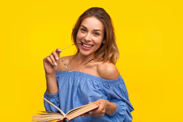 Mujer con libro y gafas — Foto de Stock