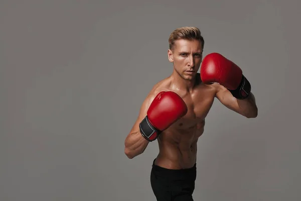 Magabiztos férfi boxer kesztyű — Stock Fotó