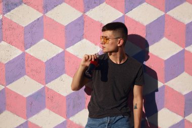 İçki ile şık adam