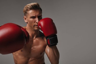 Yakışıklı çıplak göğüslü avcı