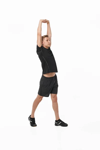 Hombre joven calentando las manos antes del entrenamiento — Foto de Stock