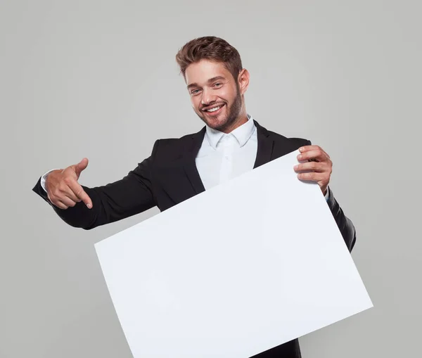 Człowiek w garniturze, wskazując na biały deska — Zdjęcie stockowe
