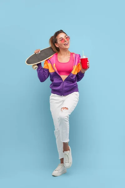Женщина со скейтбордом — стоковое фото