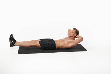 Karın egzersizi yapan erkek