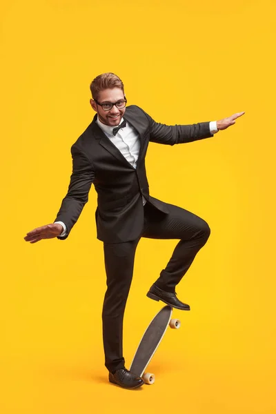 Homem elegante em terno posando com longboard — Fotografia de Stock