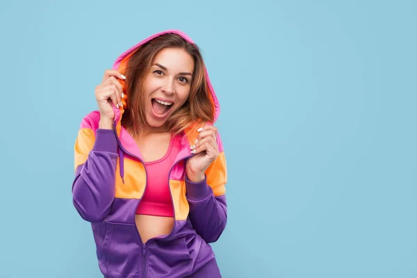 Modelo alegre brilhante posando em azul — Fotografia de Stock