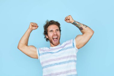 Adam üzerinde zafer sevindirici