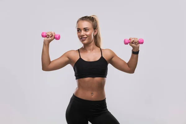 Entrenamiento de mujer deportiva con pesas —  Fotos de Stock