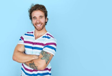 Mavi poz içerik dövmeli adam