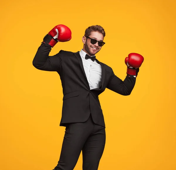 Человек в костюме и боксерских перчатках — стоковое фото