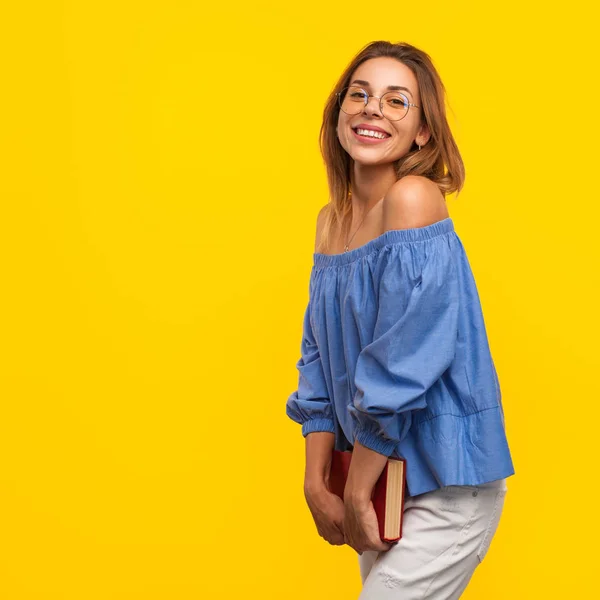 Mujer encantadora posando con libro — Foto de Stock