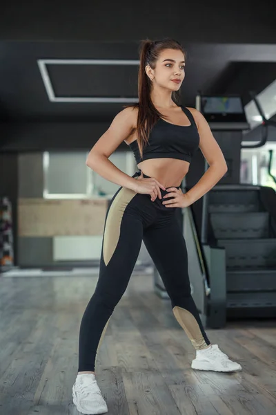 Mulher exercitando no ginásio — Fotografia de Stock