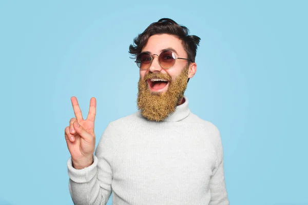 Jovem feliz com barba coberta de brilho — Fotografia de Stock