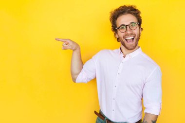 Akıllı adam uzağa işaret