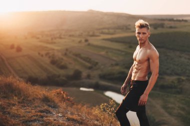 Sportif erkek doğa üzerinde poz