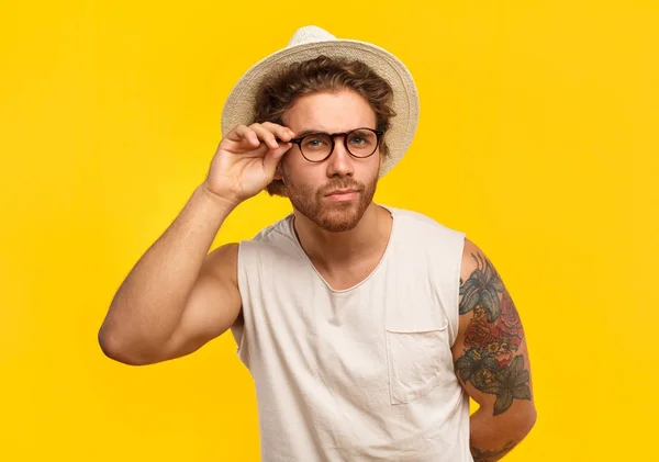 Hombre con gafas y sombrero — Foto de Stock