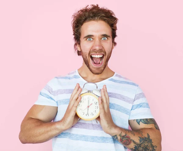 Homem louco posando com relógio — Fotografia de Stock