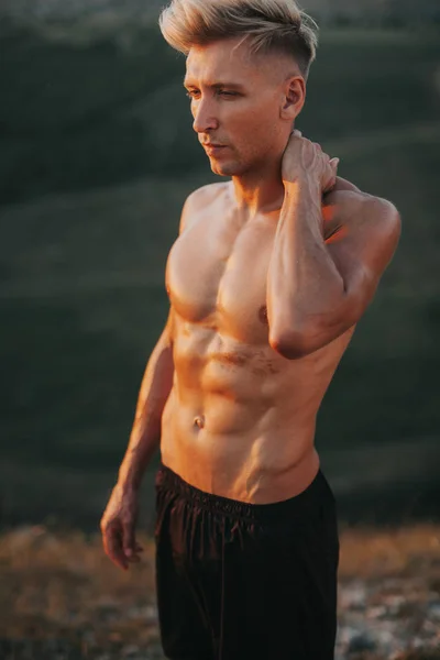 Bonito homem muscular posando sem camisa — Fotografia de Stock