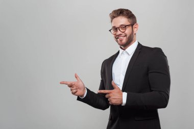 İçerik zarif adam uzağa işaret