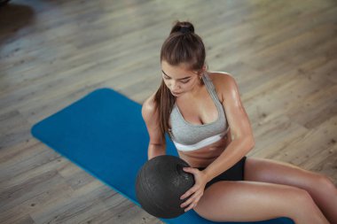 Konsantre kadın eğitim abs